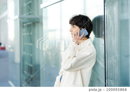 大学構内を歩く男子大学生 100093868