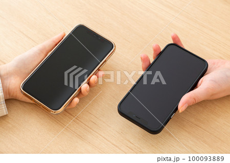 スマホを持つ若い女性の手元 100093889