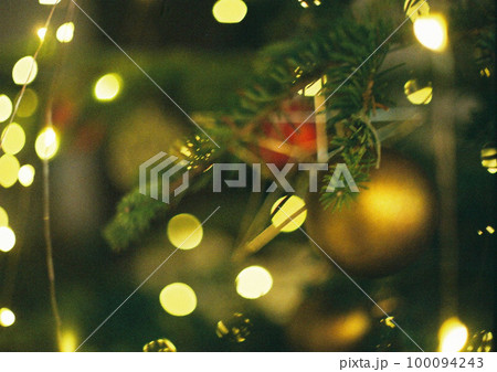 クリスマスのイルミネーション 100094243