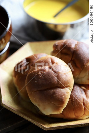 塩バターロールとカボチャスープで朝ご飯 100094496