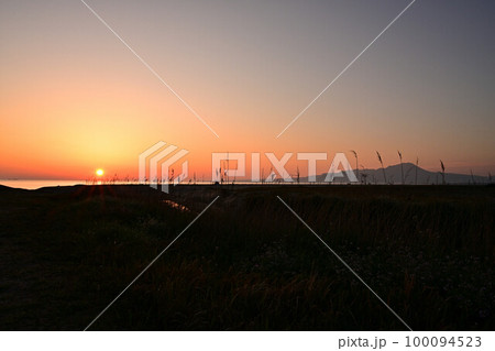 弓ヶ浜海岸からの大山 100094523