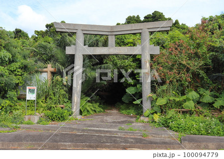 伊良部島(宮古島)の比屋地御嶽入口 伊良部島(宮古島)の比屋地御嶽入口 100094779