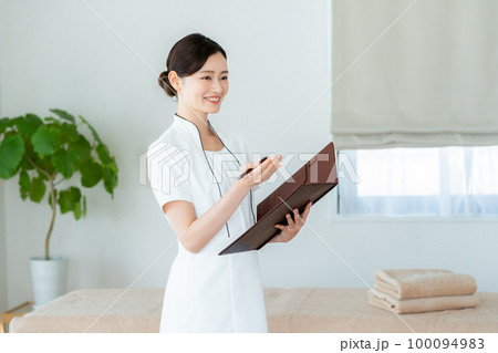 エステティシャンの若い女性 100094983