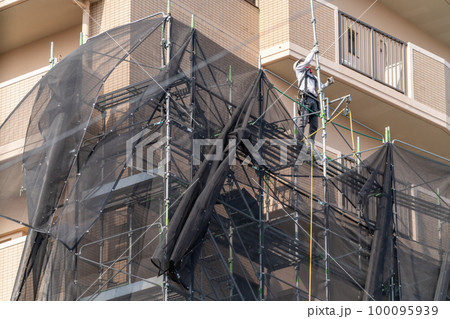 建設現場　足場　飛散防止メッシュシート 100095939