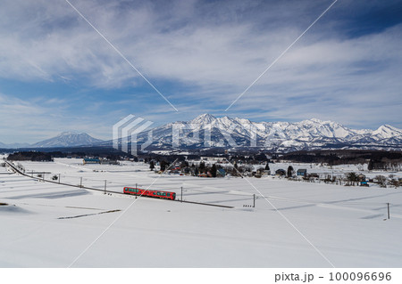妙高山麓の雪原を行く雪月花 妙高山麓の雪原を行く雪月花 100096696