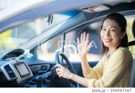 車を止めて手を振るミドル女性 車を止めて手を振るミドル女性 100097167