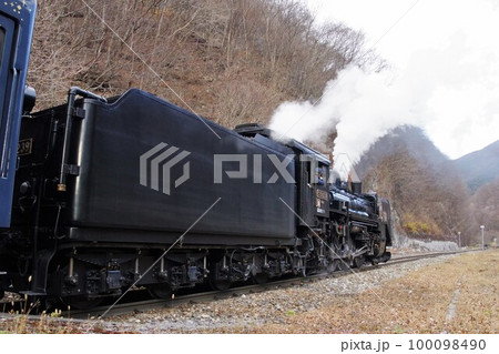 SL銀河　上有住駅を発車するSL銀河　2022年秋 100098490