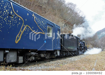 SL銀河　上有住駅を発車するSL銀河　2022年秋 100098492