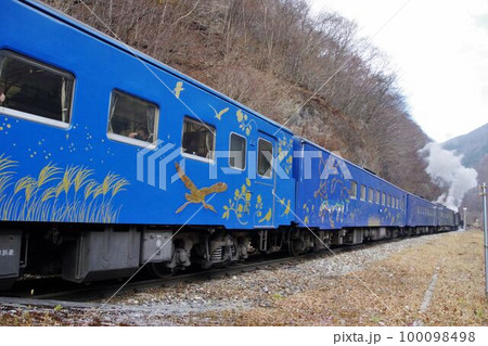 SL銀河　上有住駅を発車するSL銀河　2022年秋 100098498