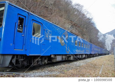 SL銀河　上有住駅を発車するSL銀河　2022年秋 100098500