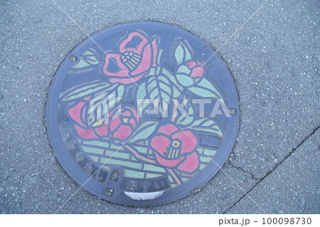 福岡県大牟田市の汚水管マンホール蓋～ヤブツバキの絵柄 100098730