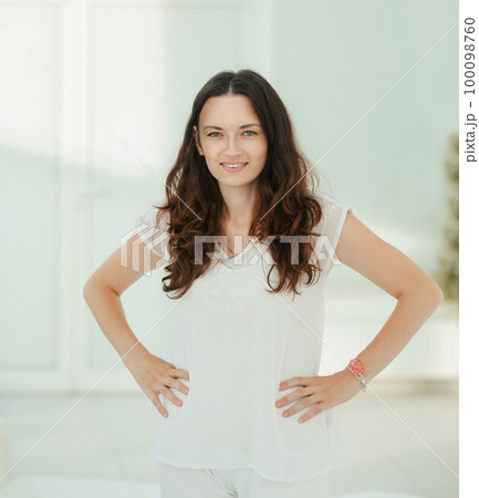 portrait of modern business woman in her home portrait of modern business woman in her home 100098760