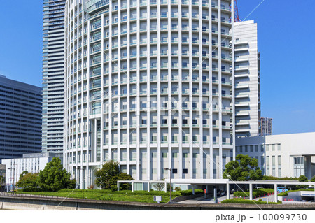 青空に映える住友病院（大阪市北区中之島） 100099730