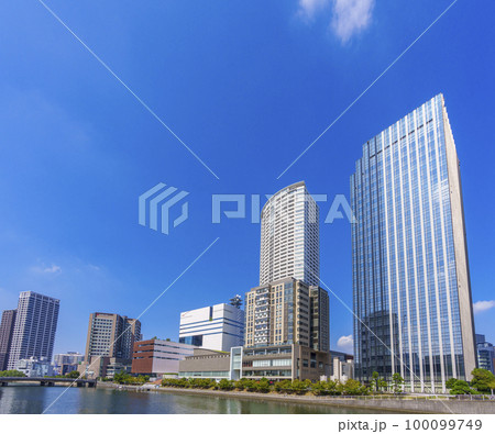 田蓑橋から見る青空に映える「ほたるまち」全景(大阪府大阪市福島区福島) 田蓑橋から見る青空に映える「ほたるまち」全景(大阪府大阪市福島区福島) 100099749