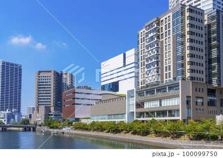 田蓑橋から見る青空に映える「ほたるまち」全景（大阪府大阪市福島区福島） 100099750