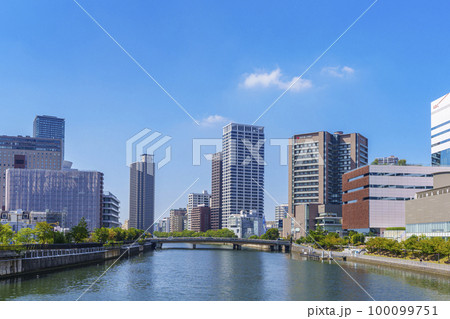 田蓑橋から見る青空に映える「ほたるまち」全景（大阪府大阪市福島区福島） 100099751