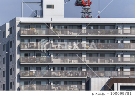 マンションのベランダ 生活感のある空間 マンションのベランダ 生活感のある空間 100099781