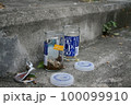 街の石段に置かれたカップ酒の瓶 100099910