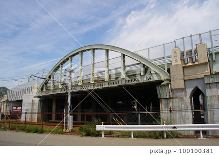 昭和2年竣工の跨線橋、神戸市須磨区の「天神橋」 100100381