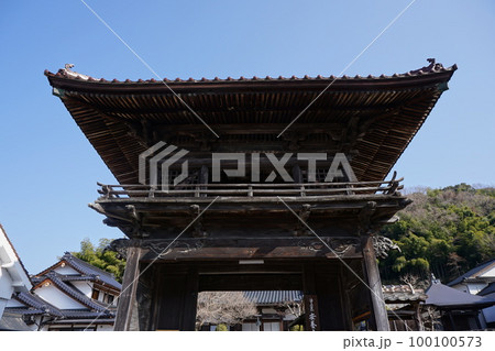 岡山県真庭市にある浄土宗のお寺「安養寺」：山門 100100573