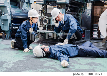 工場で救急通報をする従業員 100100719