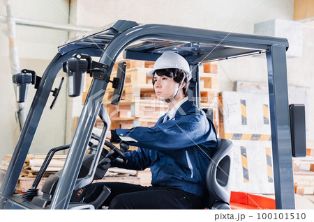 現場でフォークリフトを運転する男性作業員 100101510
