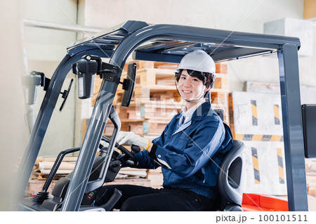現場でフォークリフトを運転する男性作業員 100101511