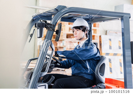現場でフォークリフトを運転する男性作業員 現場でフォークリフトを運転する男性作業員 100101516