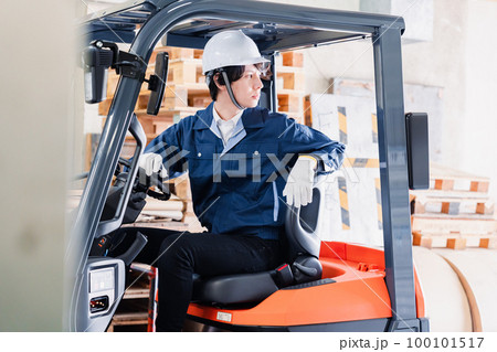 現場でフォークリフトを運転する男性作業員 100101517