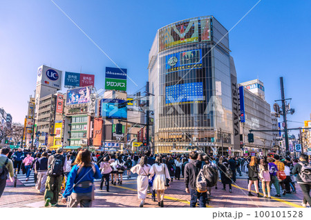 日本の東京都市景観　インフルには効果的なマスクだが…コロナはエアロゾル感染…マスク不要が真実＝渋谷 100101528