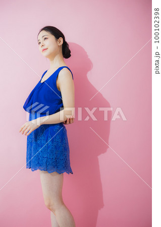 青いワンピースの女性 青いワンピースの女性 100102398