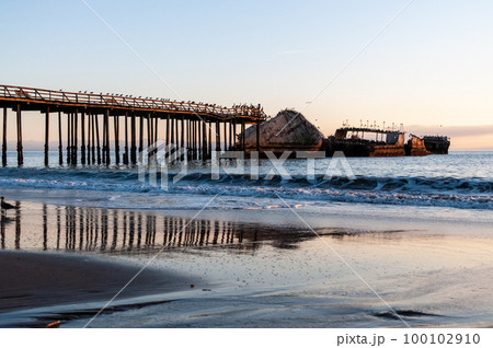 Shipwreck near the Californian coast 100102910