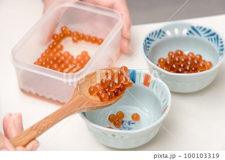 【出来上がったイクラの醤油漬けを小皿に移す】 100103319