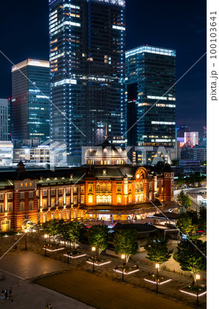 【東京都】夜の東京駅前 100103641