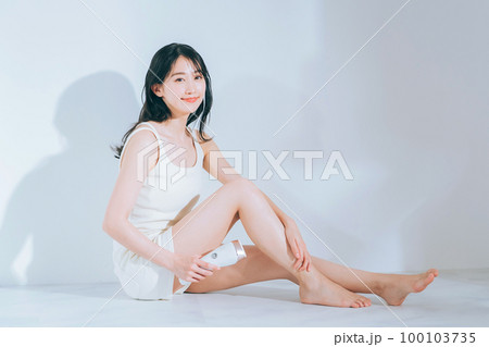 家庭用脱毛器を使う女性 100103735