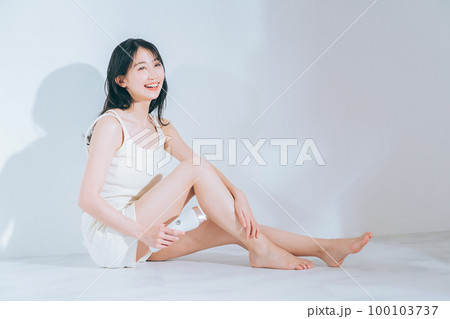 家庭用脱毛器を使う女性 100103737