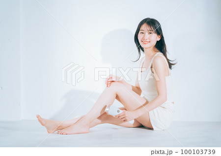 セルフ脱毛をする女性 セルフ脱毛をする女性 100103739