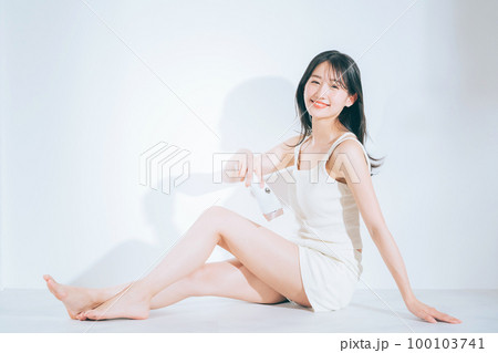 家庭用脱毛器を使う女性 家庭用脱毛器を使う女性 100103741
