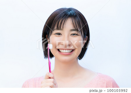 歯磨きをする女性 歯磨きをする女性 100103992