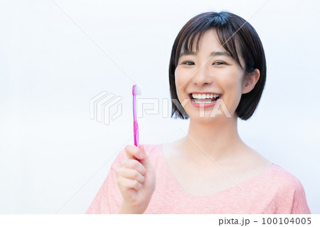 歯磨きをする女性 100104005