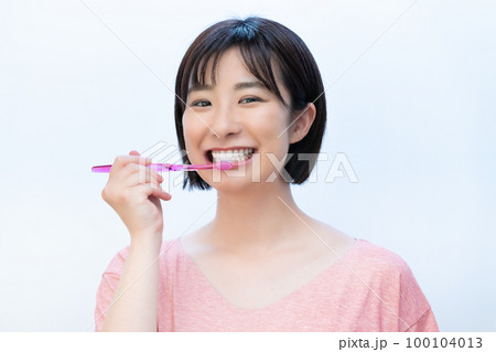 歯磨きをする女性 100104013