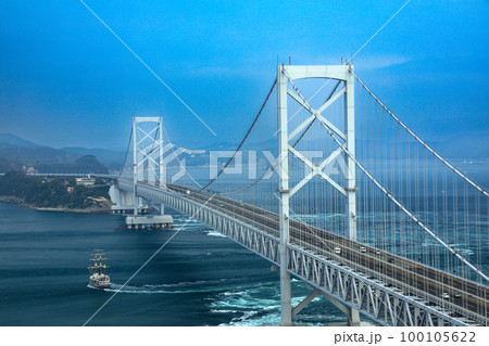 エスカヒル・鳴門展望台からの鳴門大橋眺望　兵庫県南あわじ市 100105622