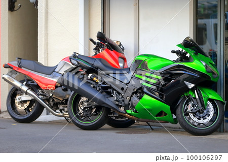 駐車中のオートバイ 100106297