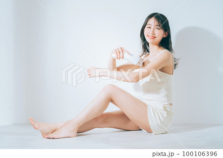 家庭用脱毛器を使う女性 家庭用脱毛器を使う女性 100106396