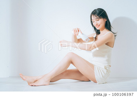 家庭用脱毛器を使う女性 家庭用脱毛器を使う女性 100106397