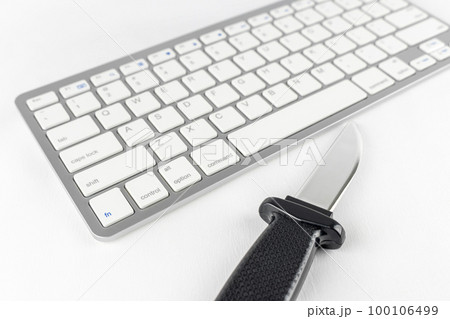 玩具のナイフと、キーボード。犯罪予告のイメージ 100106499