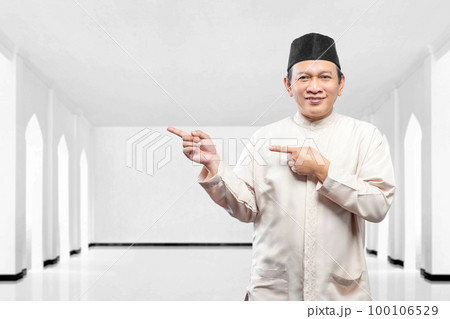 Asian Muslim man pointing to something 100106529