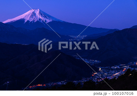 （山梨県）百蔵山より望む夜明けの富士山 100107016