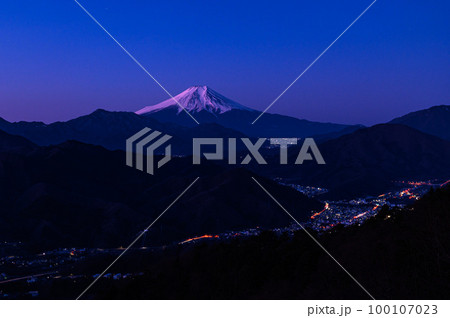 (山梨県)百蔵山より望む夜明けの富士山 (山梨県)百蔵山より望む夜明けの富士山 100107023