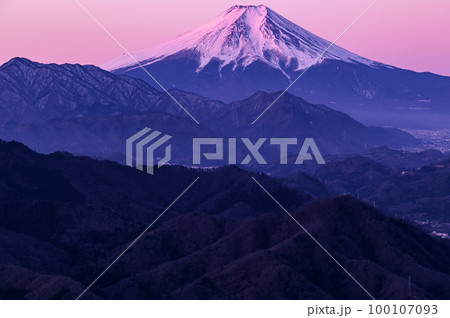 (山梨県)朝焼けに染まる紅富士・百蔵山からの絶景 (山梨県)朝焼けに染まる紅富士・百蔵山からの絶景 100107093